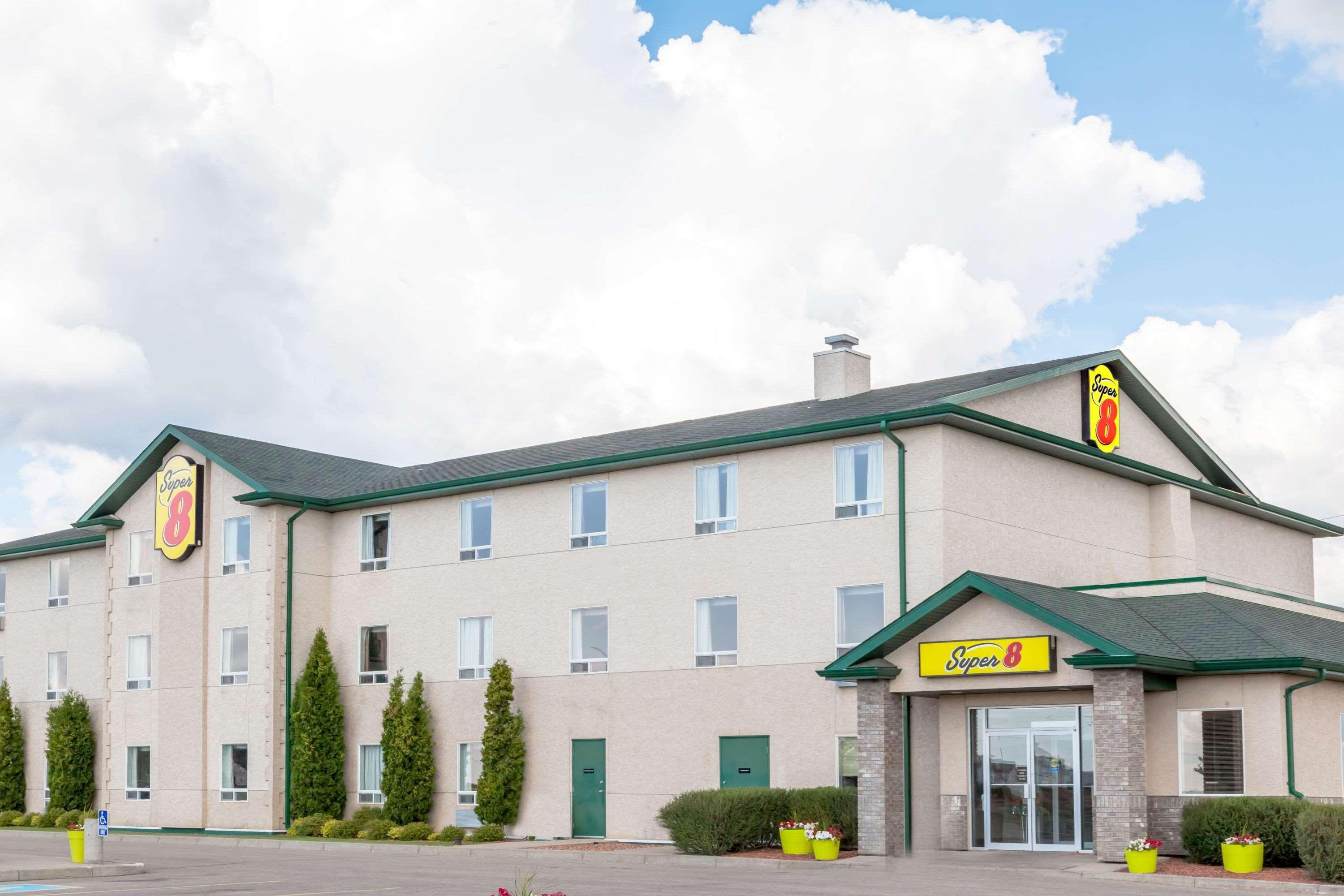 Super 8 By Wyndham Prince Albert Ngoại thất bức ảnh