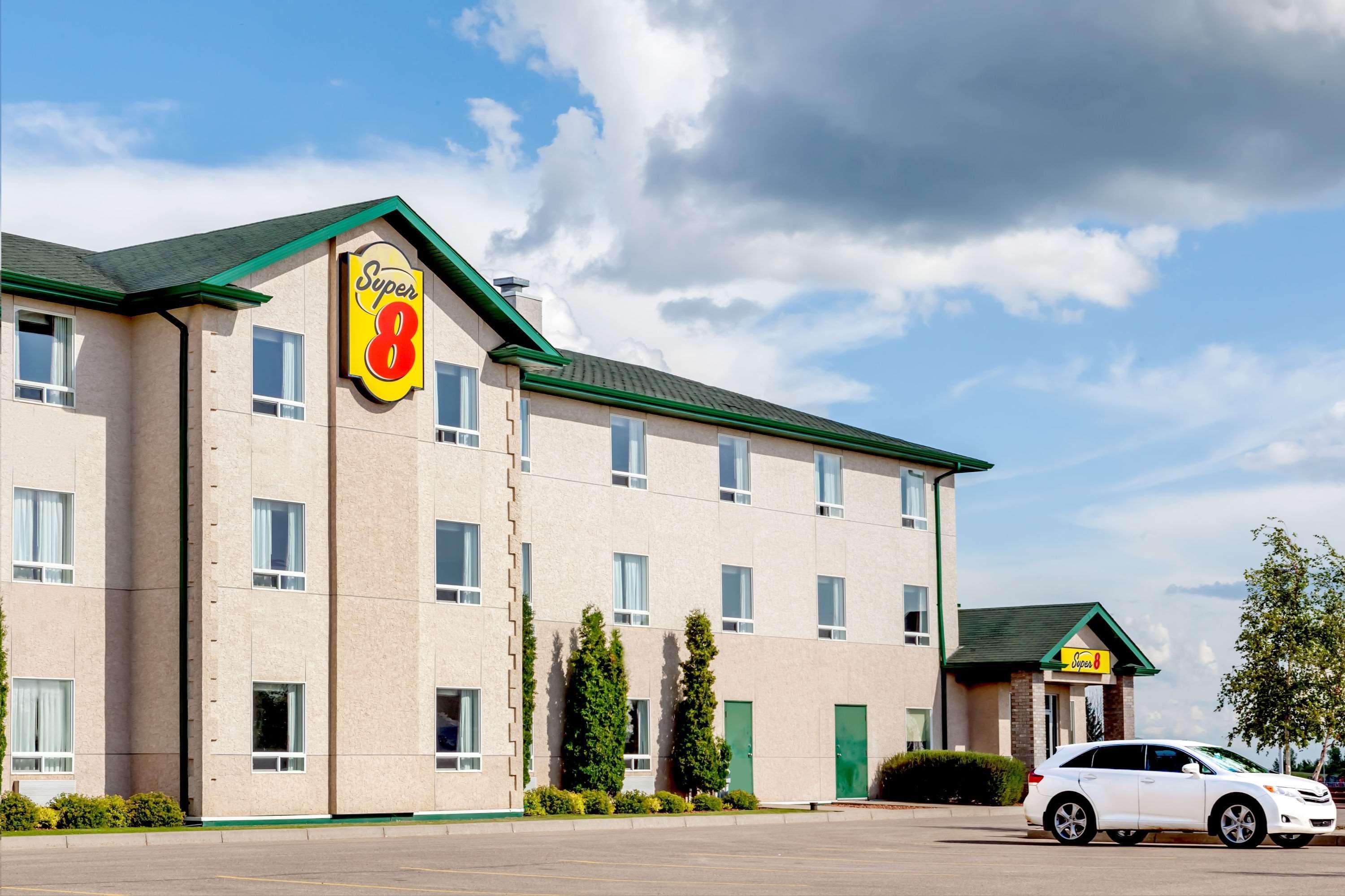 Super 8 By Wyndham Prince Albert Ngoại thất bức ảnh